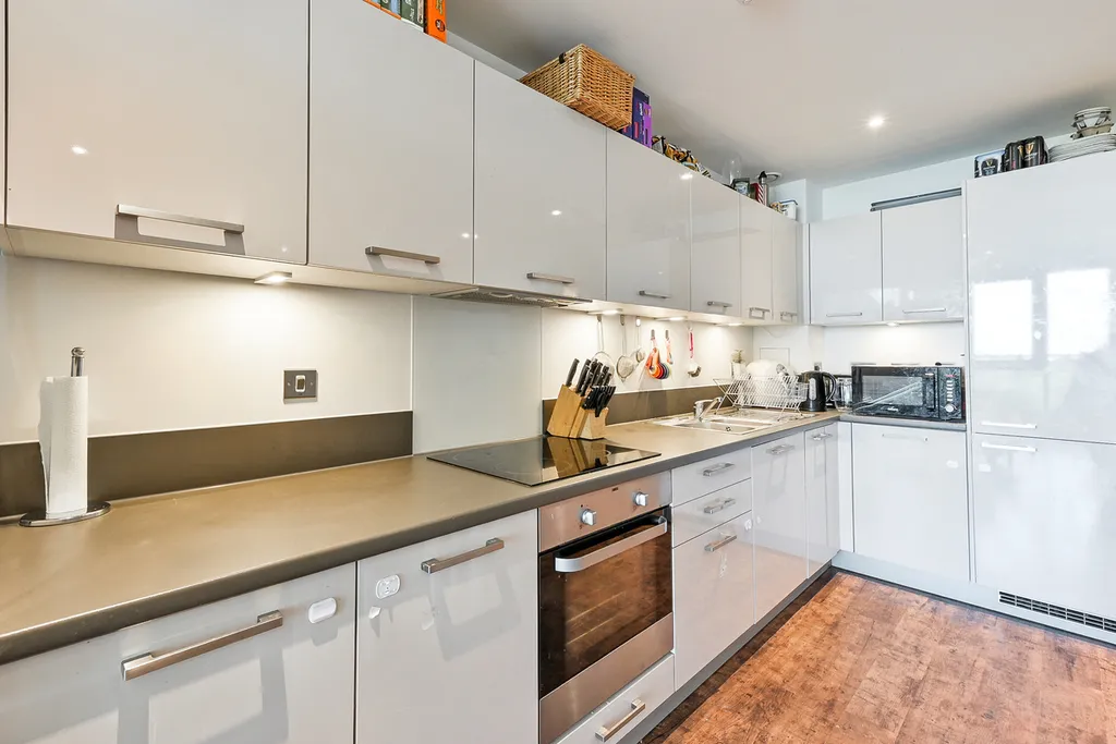 Queenstown Road, London, SW11, photo 2
