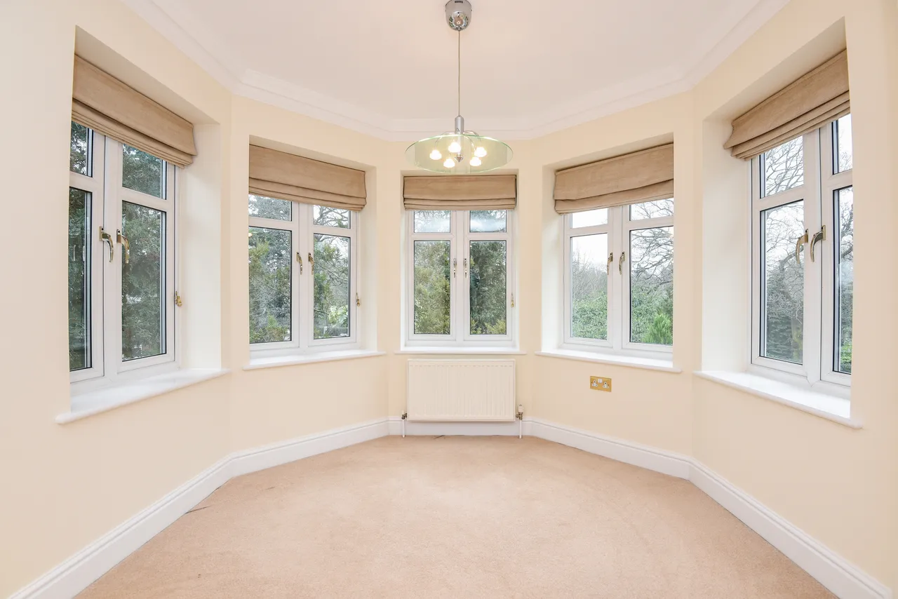 Old Woking Road, West Byfleet, KT14, photo 4