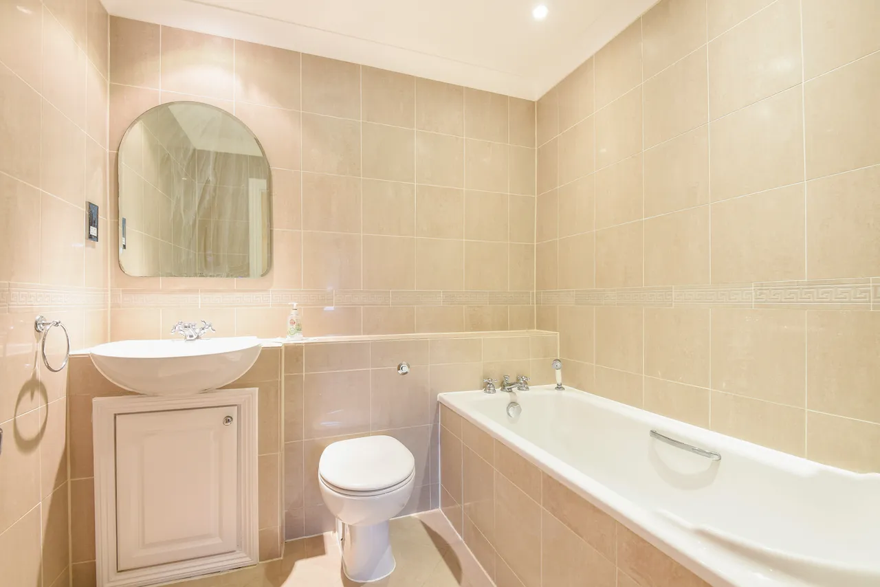 Old Woking Road, West Byfleet, KT14, photo 6