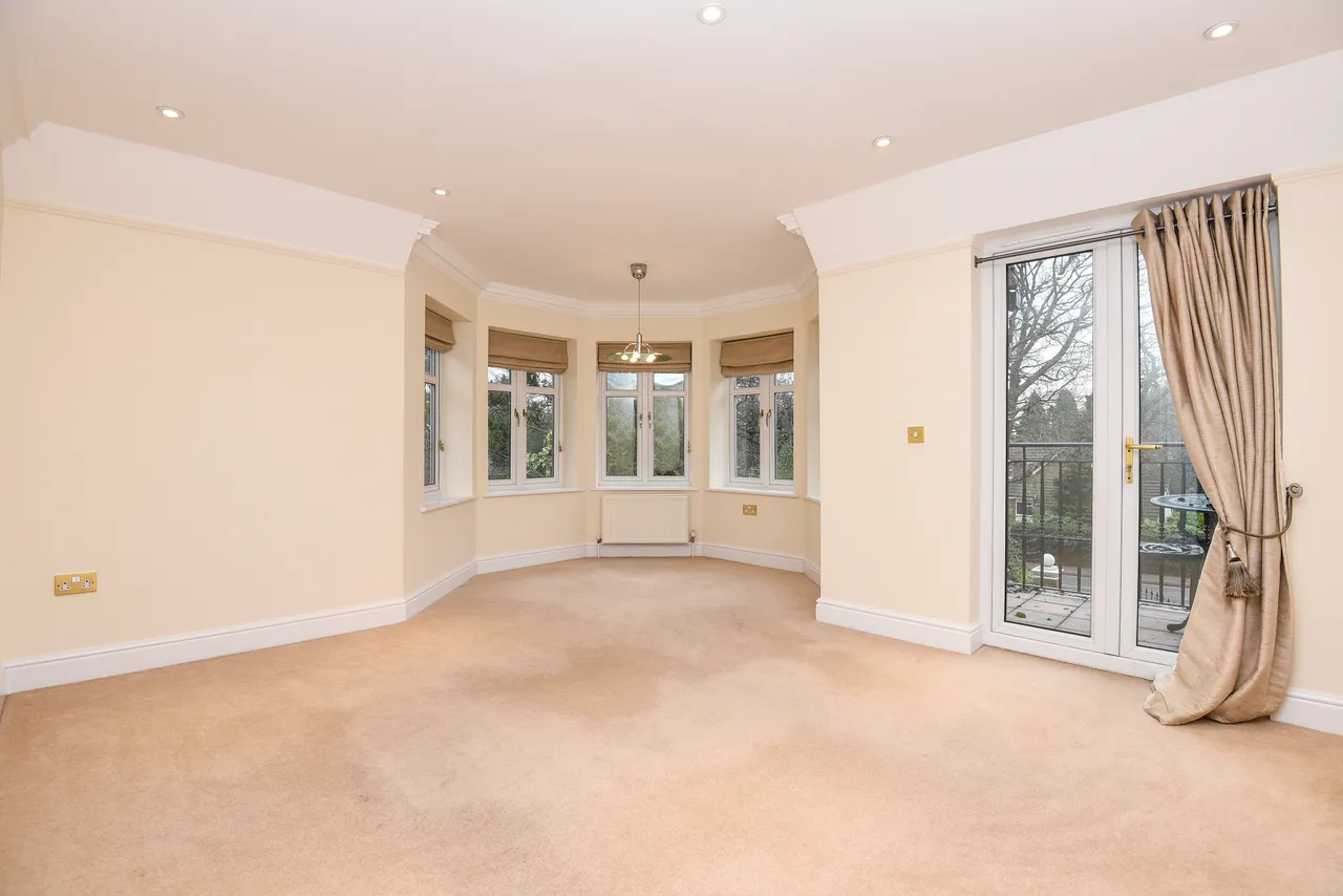 Old Woking Road, West Byfleet, KT14, photo 7