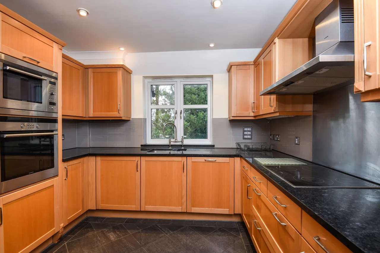 Old Woking Road, West Byfleet, KT14, photo 5