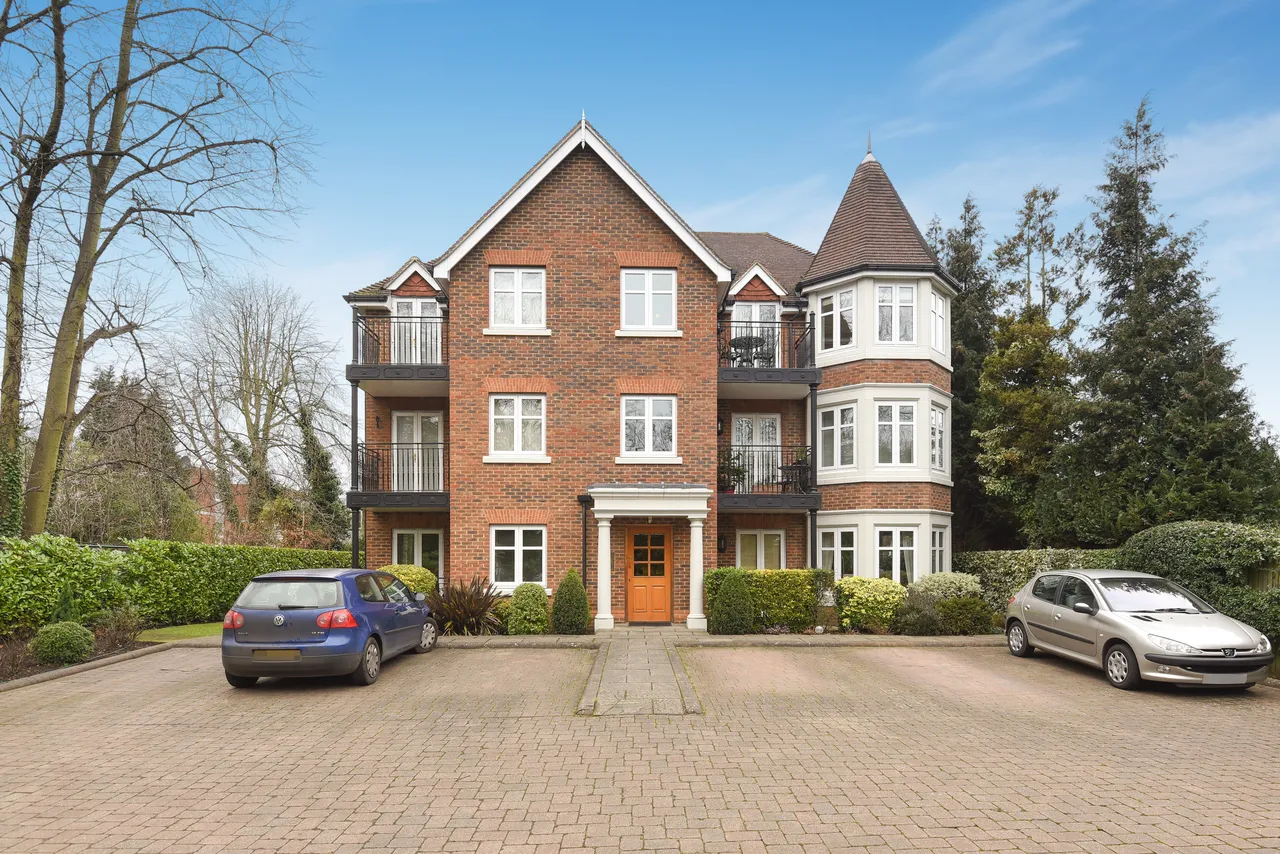 2 bed flat for sale — Old Woking Road, West Byfleet, KT14