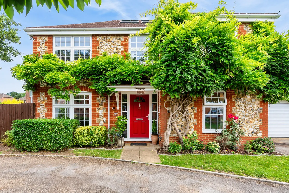 Staines-upon-thames, TW18, photo 3