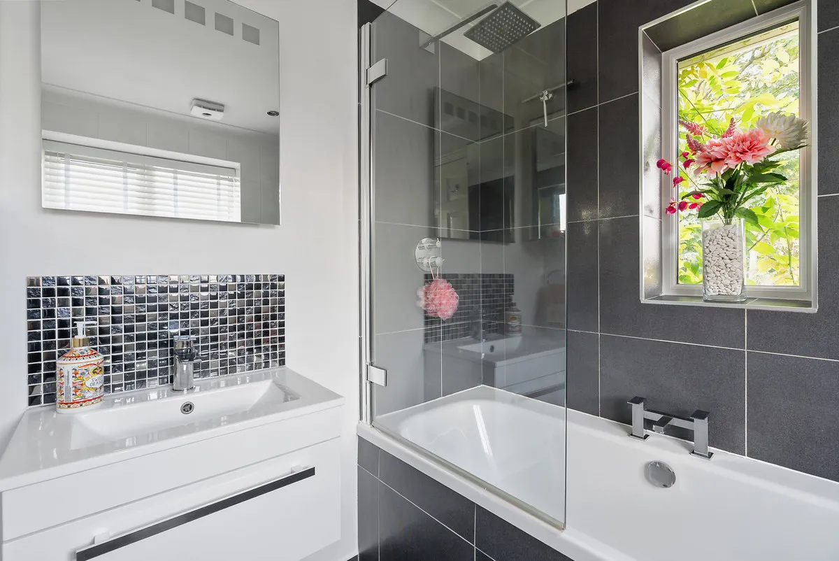 Staines-upon-thames, TW18, photo 14