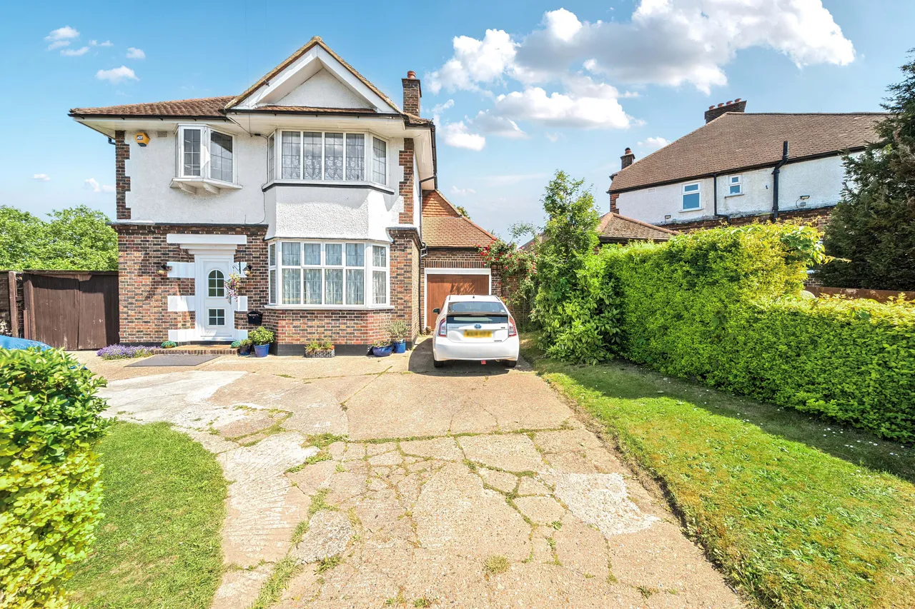 3 bed house for sale — 131 Woodyates Road, London