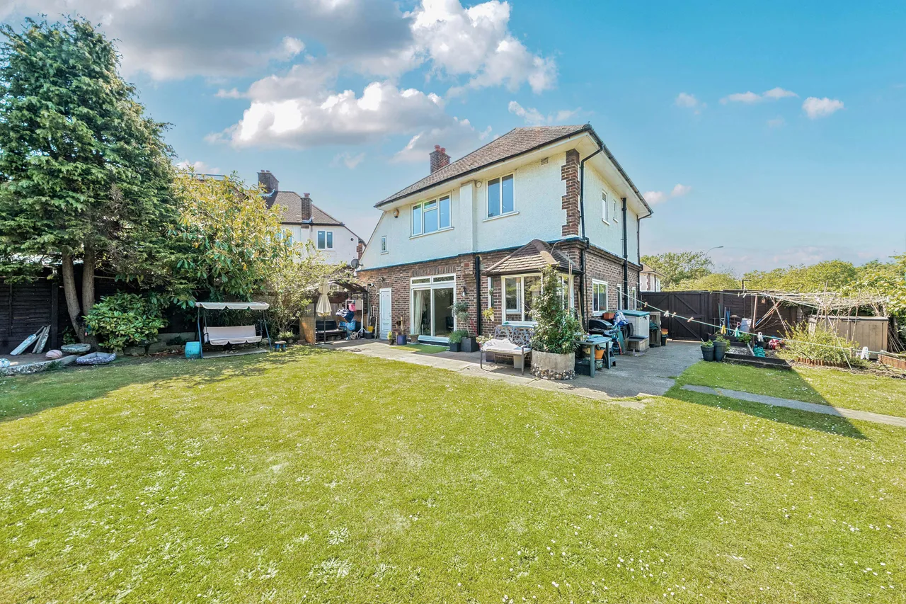 131 Woodyates Road, London, photo 2