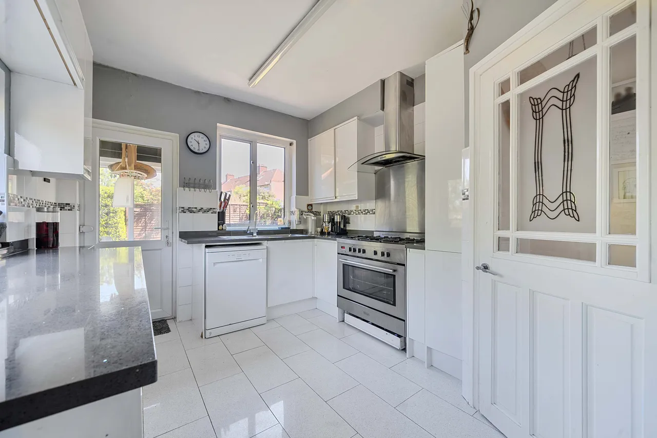 131 Woodyates Road, London, photo 6