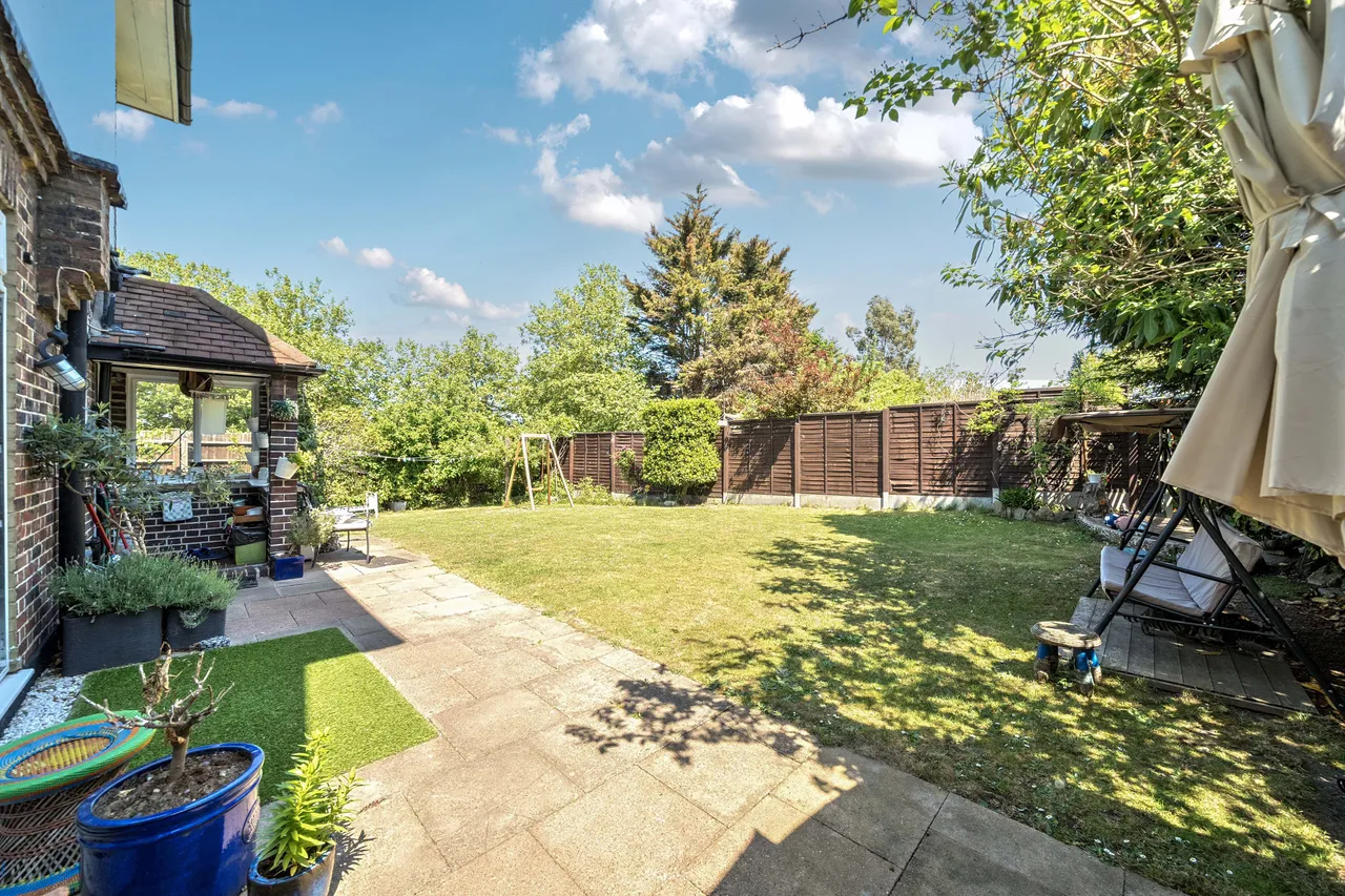 131 Woodyates Road, London, photo 3