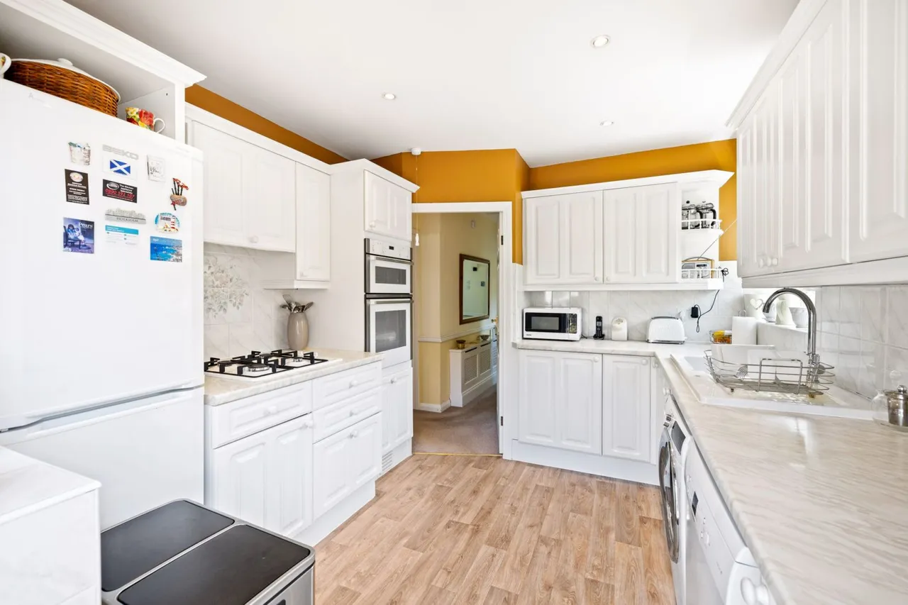 Heathcote Drive, East Grinstead, East Grinstead, RH19 1ND, photo 3