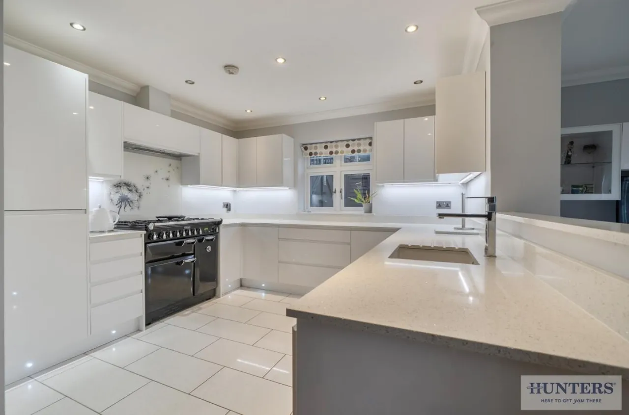 Foresters Crescent, Bexleyheath, DA7, photo 6