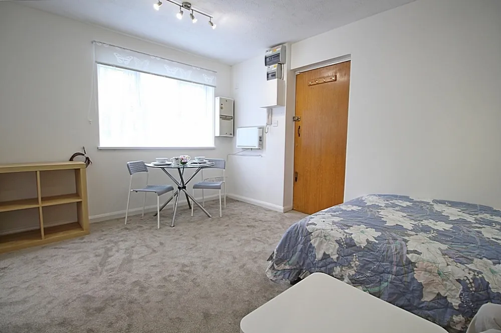 Brendon Close, Harlington, Middlesex, UB3 5NQ, photo 3