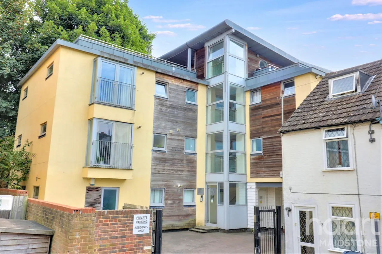 2 bed flat for sale, Orchard Close, Maidstone, ME15