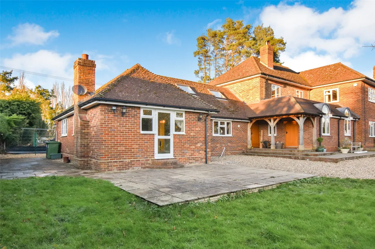 2 bed house to rent — Church End, Sherfield-on-Loddon, Hook, Hampshire, RG27 0JB