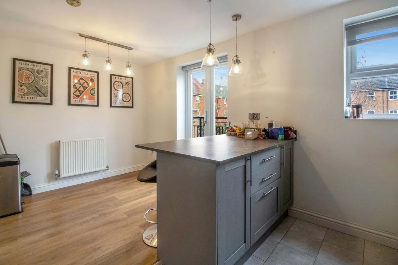 Wharton Crescent, Beeston, NG9, photo 4