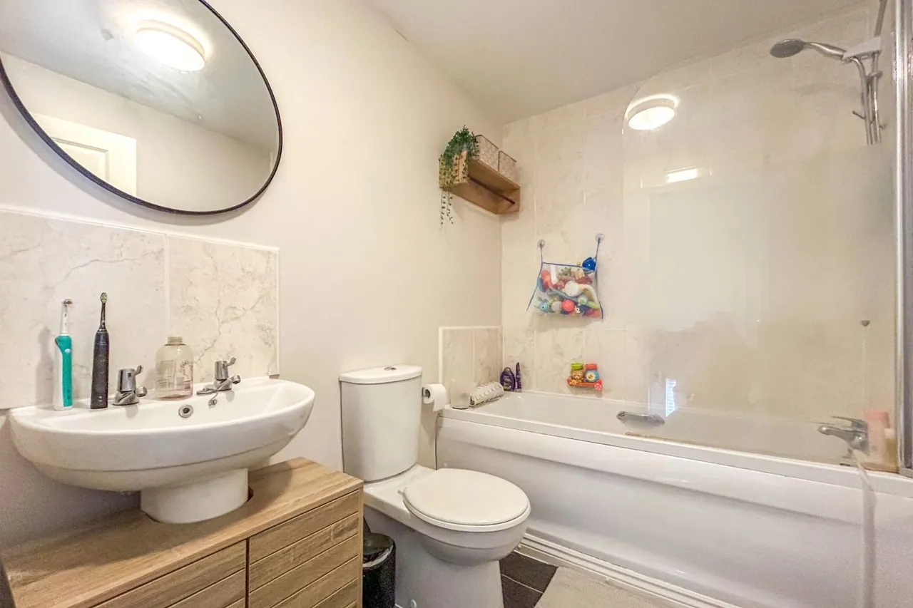 Wharton Crescent, Beeston, NG9, photo 7