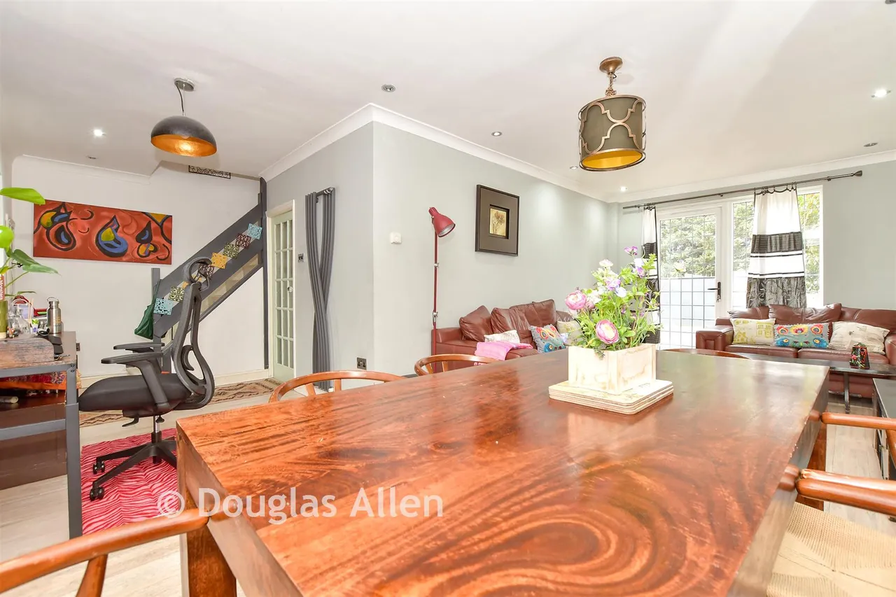 Hind Close, Chigwell, IG7, photo 3