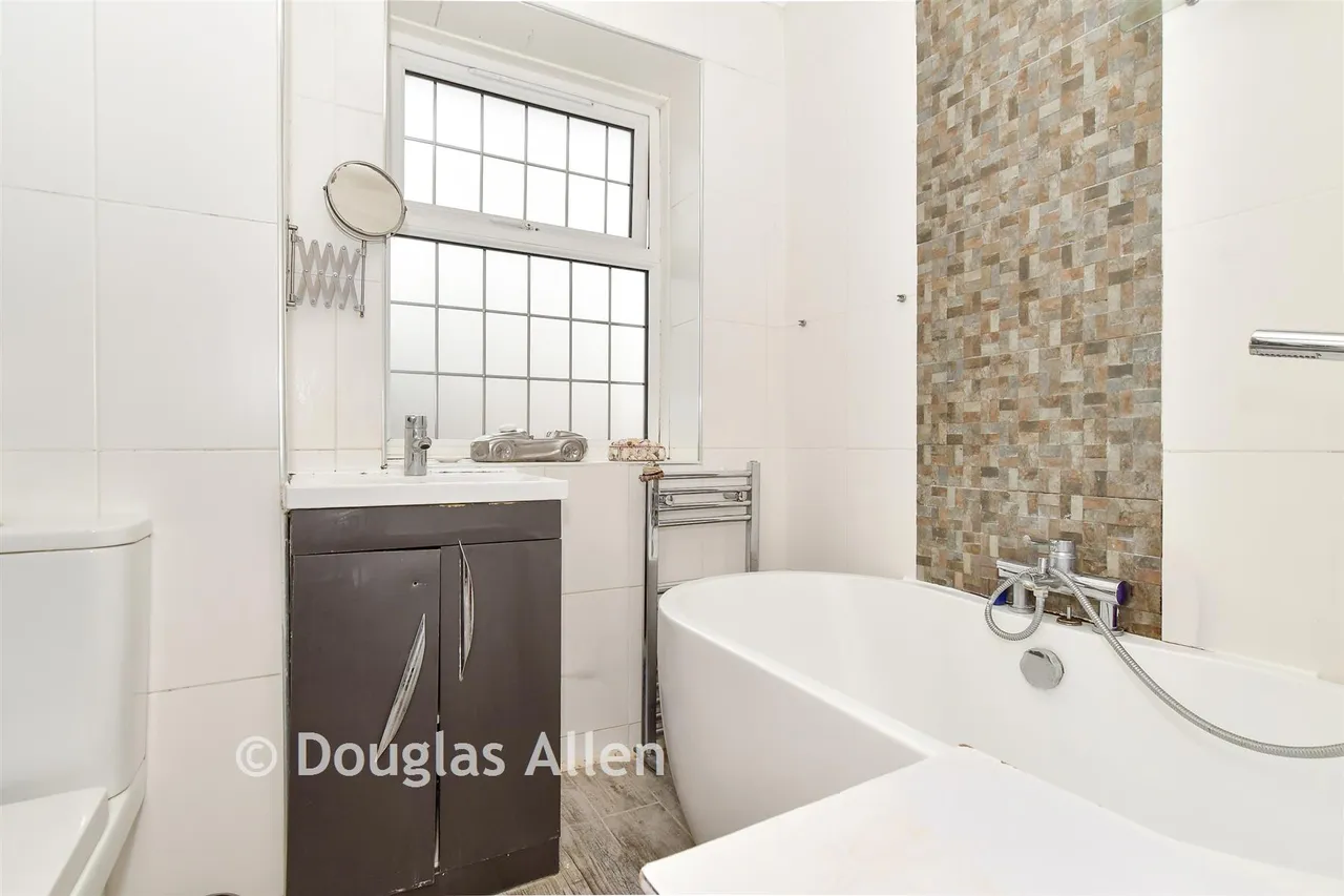 Hind Close, Chigwell, IG7, photo 6