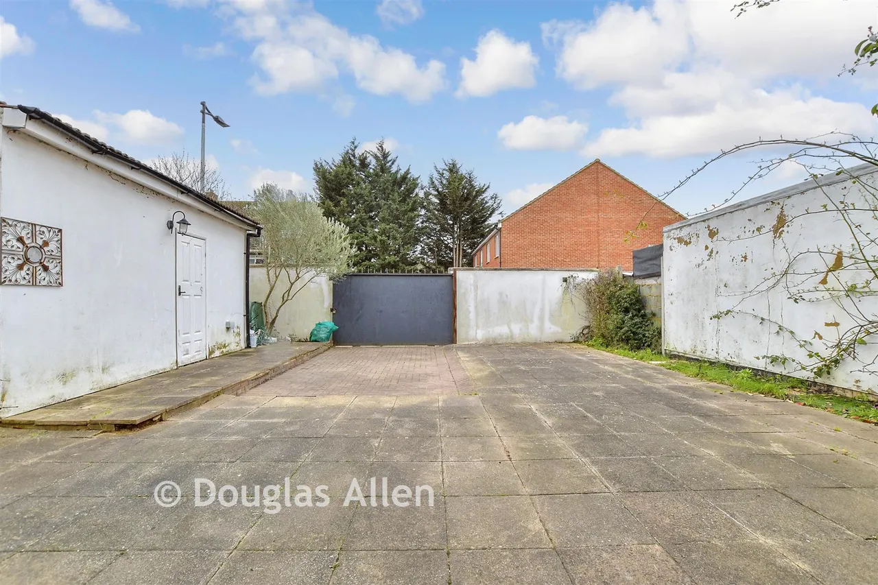 Hind Close, Chigwell, IG7, photo 9
