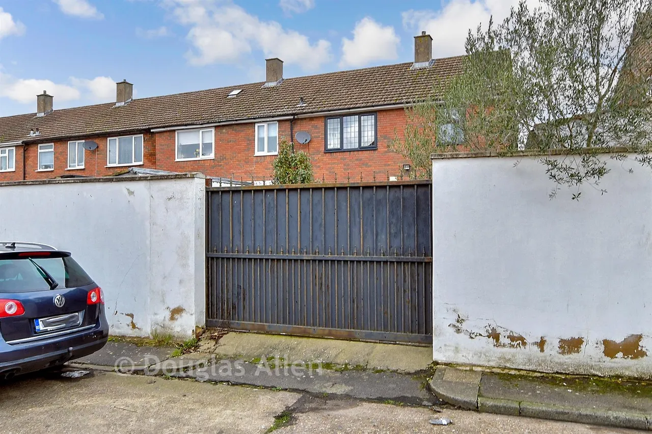 Hind Close, Chigwell, IG7, photo 10