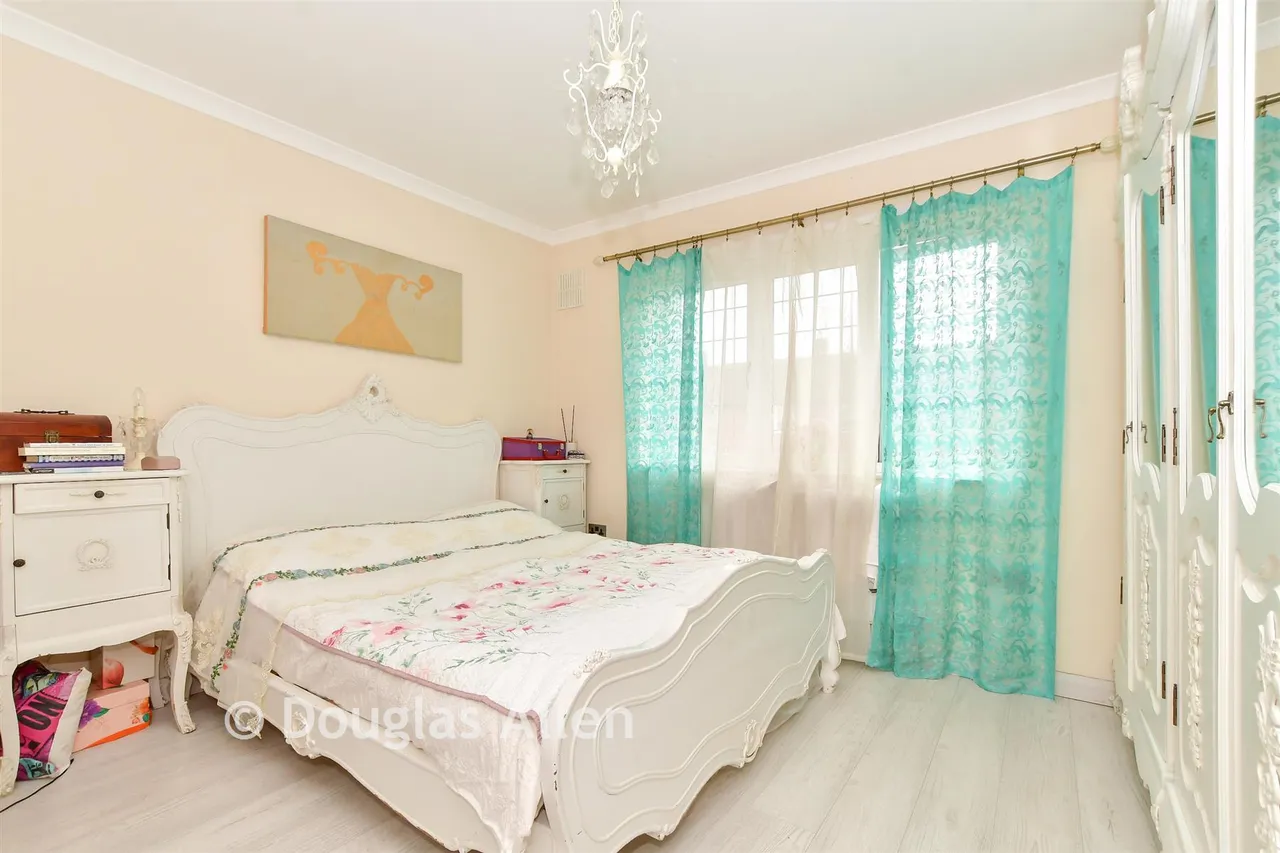 Hind Close, Chigwell, IG7, photo 7