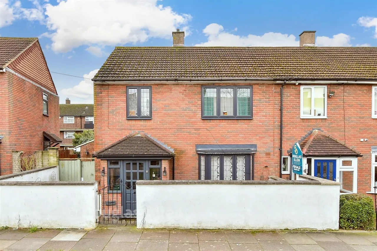 3 bed house for sale, Hind Close, Chigwell, IG7