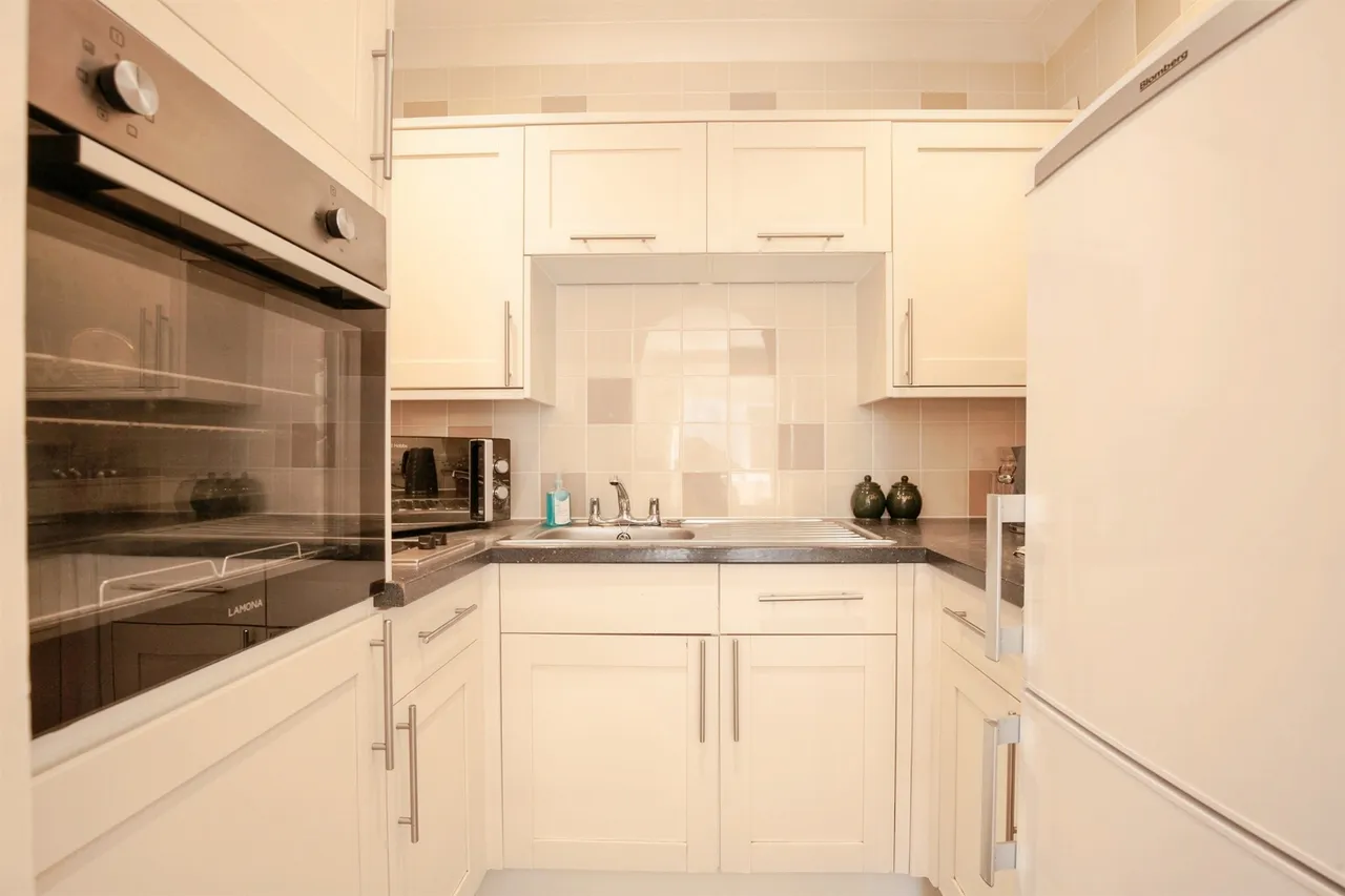 Heath Road, Haywards Heath, photo 5