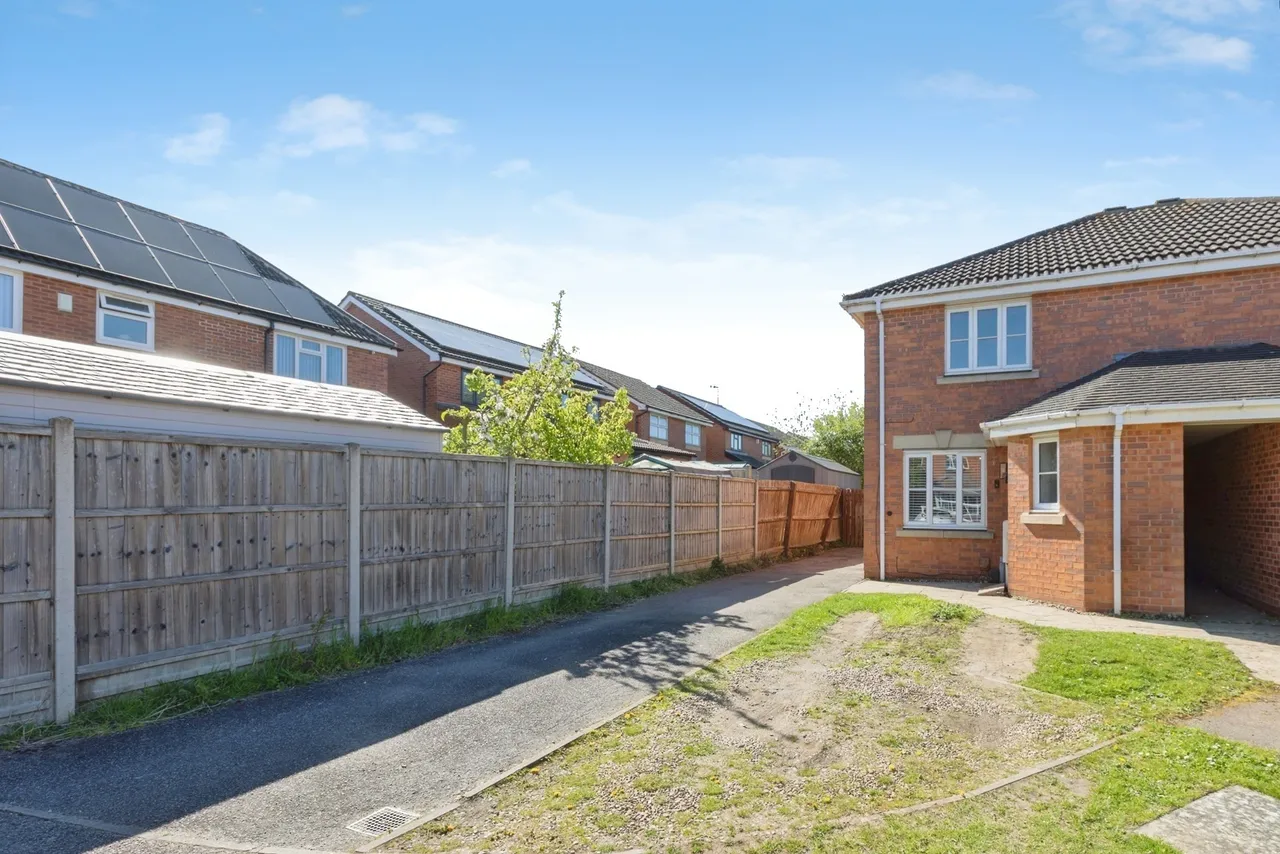 Coltsfoot Road, Hamilton, LE5, photo 18