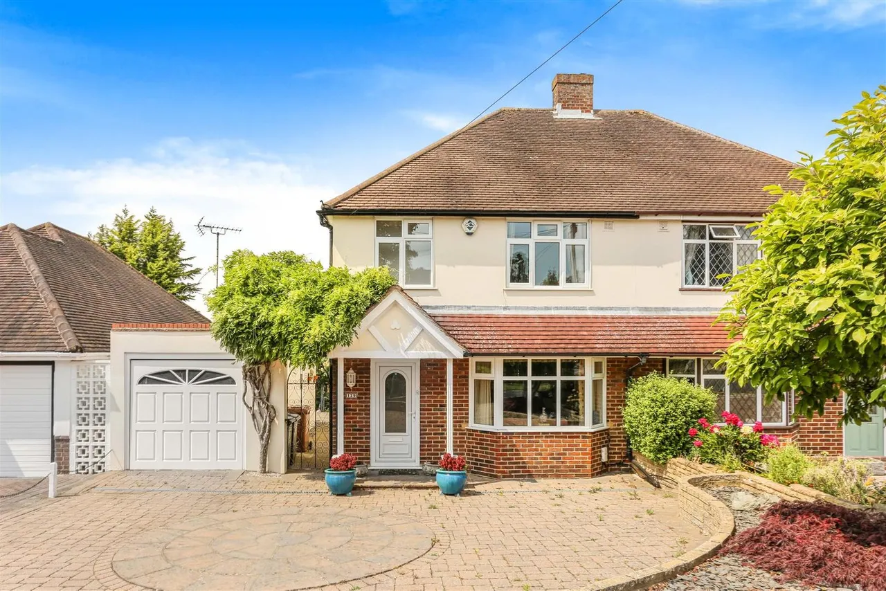 3 bed house for sale — Chapel Way, Epsom Downs, Surrey, KT18 5TB