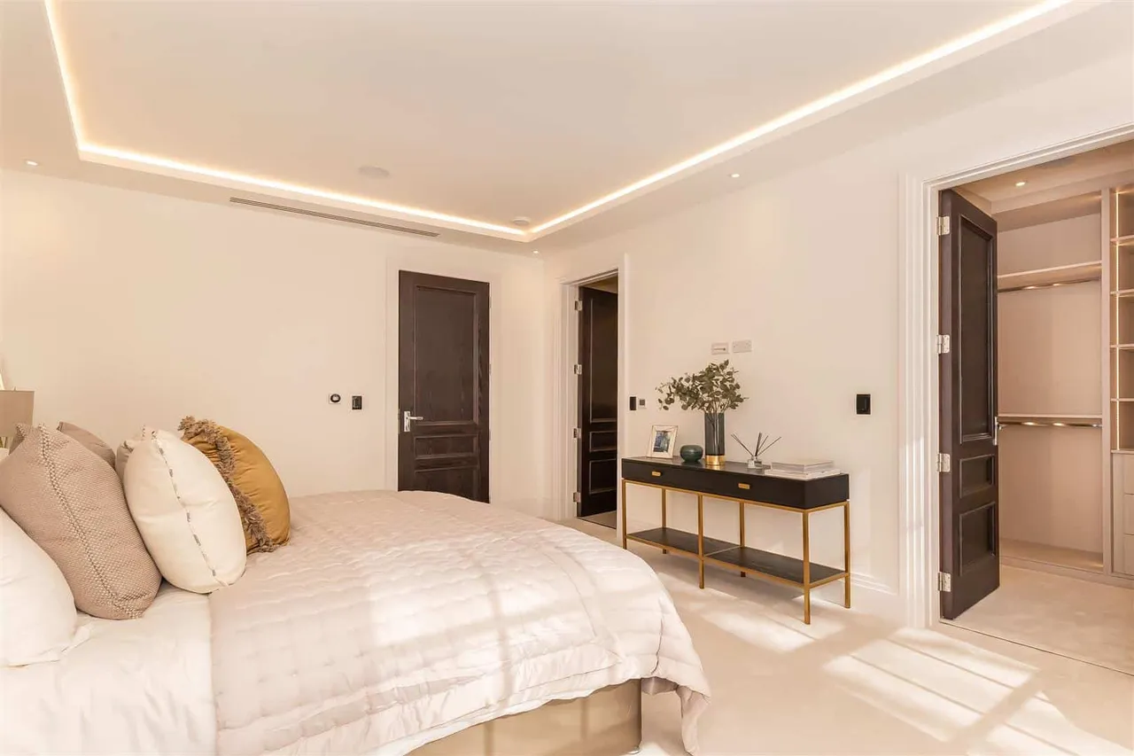 Tamara Court, Stradbroke Drive, Chigwell, photo 9