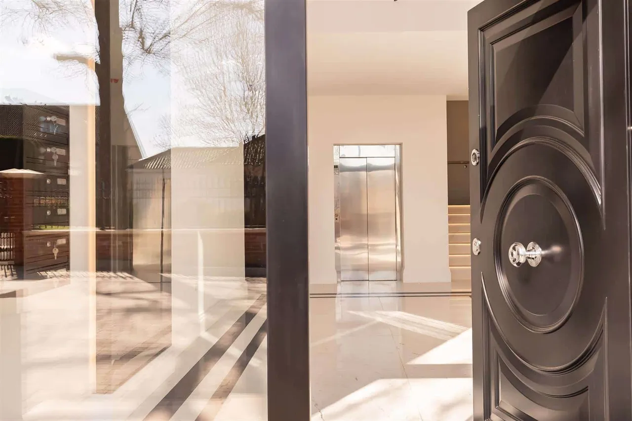 Tamara Court, Stradbroke Drive, Chigwell, photo 4