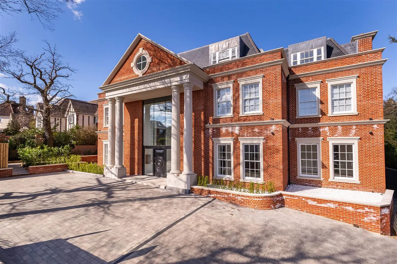 2 bed flat for sale — Tamara Court, Stradbroke Drive, Chigwell