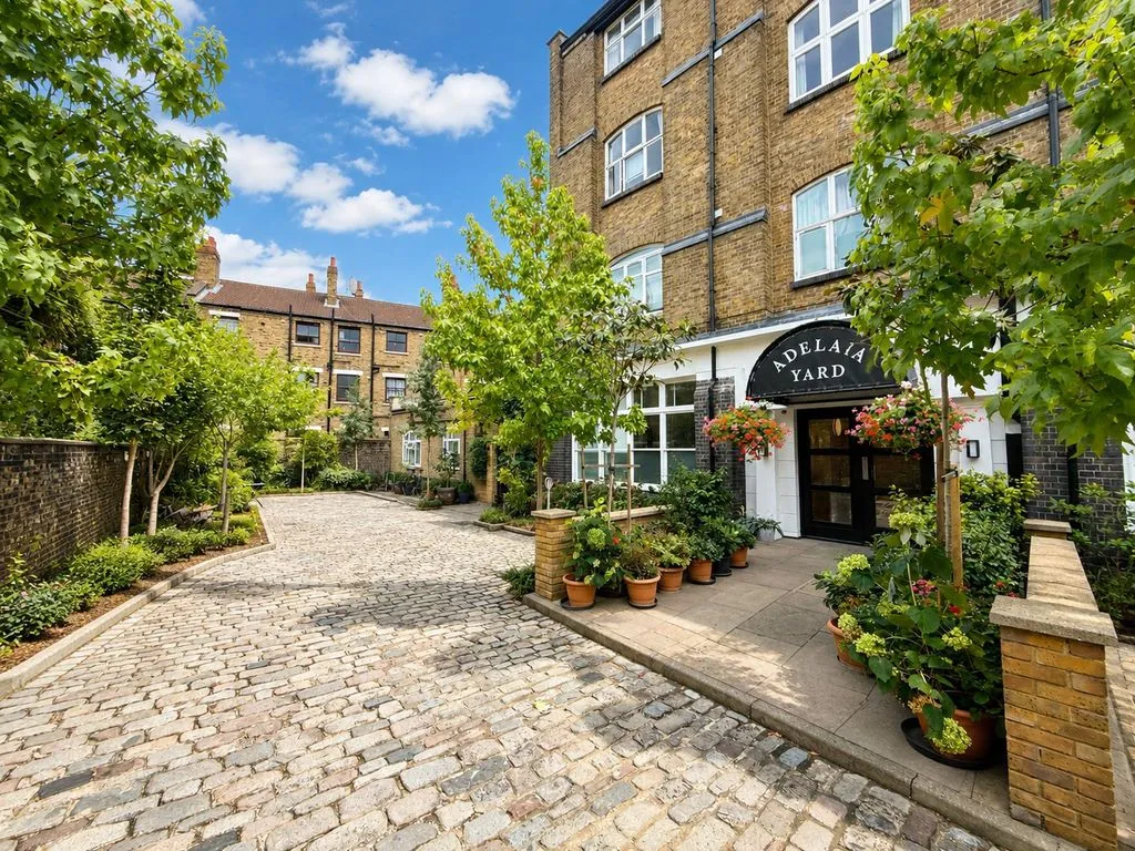 2 bed flat for sale — Adelina Grove, London E1 3BX