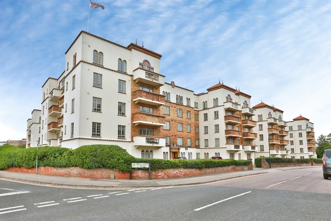 2 bed flat for sale — Sea Road, Boscombe, Bournemouth