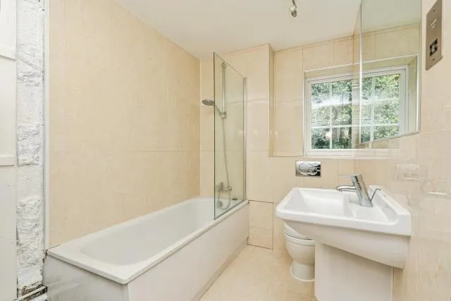 Ivy Drive, Lightwater, GU18, photo 16
