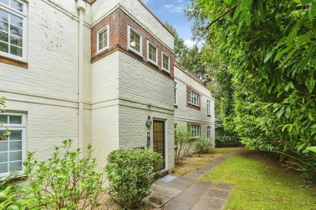 Ivy Drive, Lightwater, GU18, photo 20