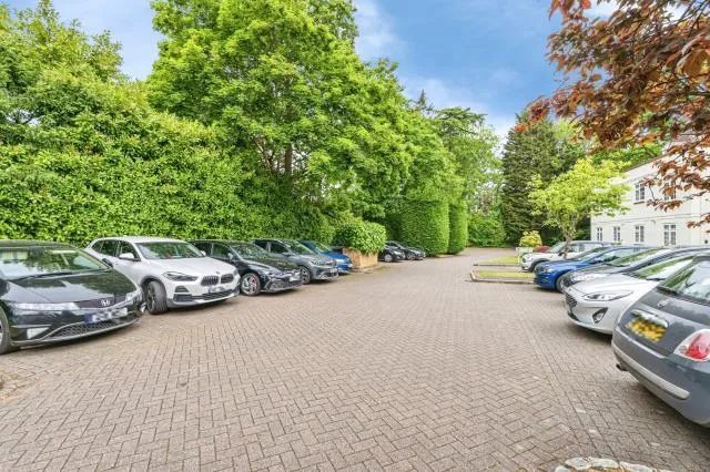 Ivy Drive, Lightwater, GU18, photo 22