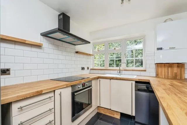 Ivy Drive, Lightwater, GU18, photo 4