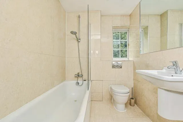 Ivy Drive, Lightwater, GU18, photo 17