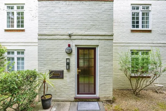 Ivy Drive, Lightwater, GU18, photo 19