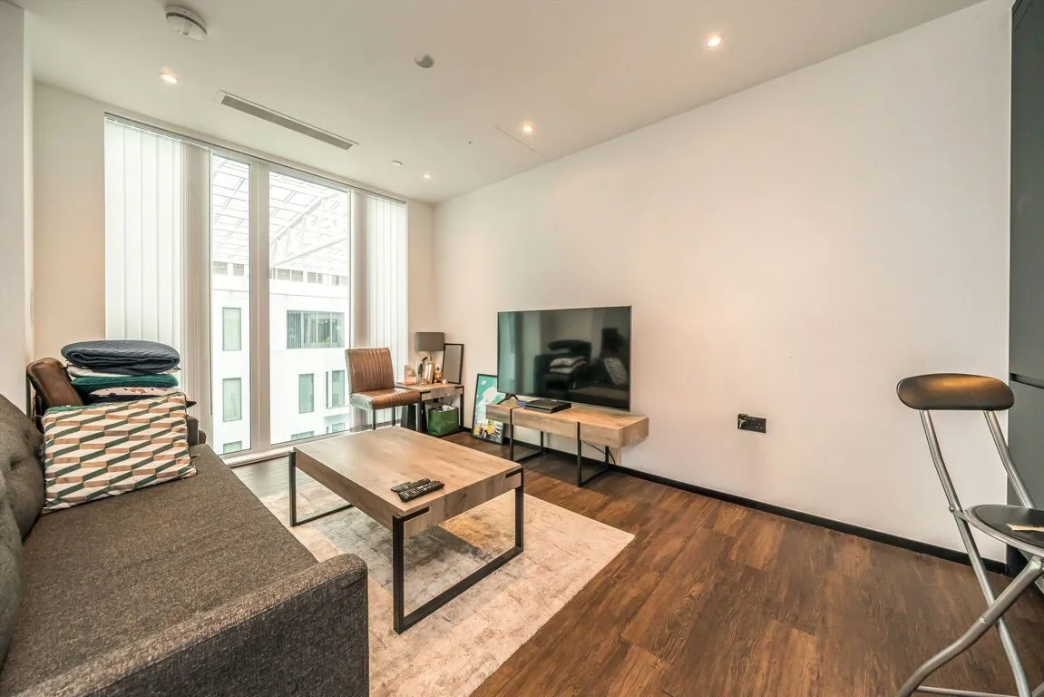West Gate, Hanger Lane, photo 4
