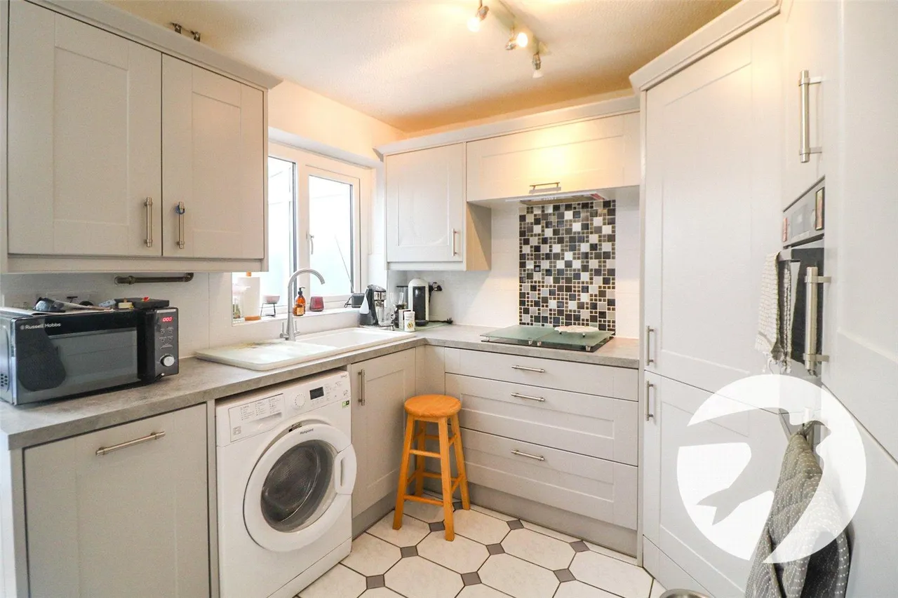 3 bed 3 bedroom property for sale, Silver Spring Close, DA8