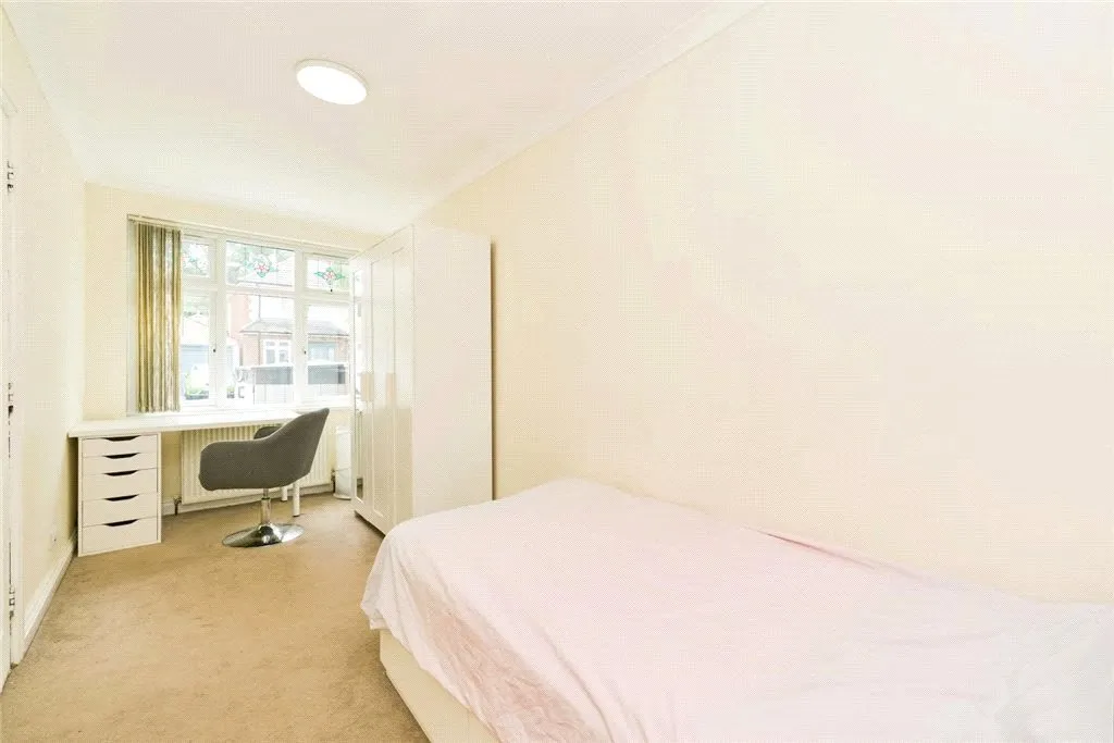 Lyndhurst Avenue, Twickenham, TW2, photo 13