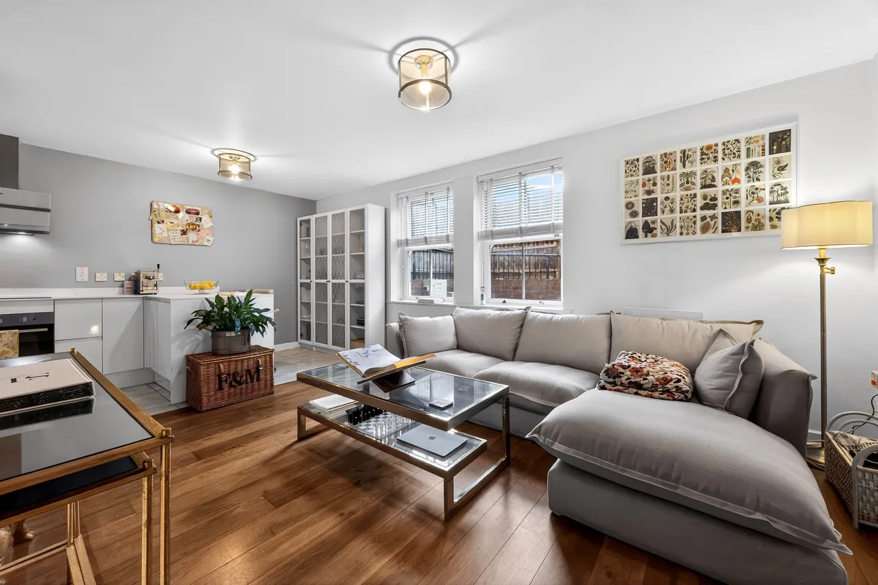 1 bed flat for sale, Petworth Street, London, SW11