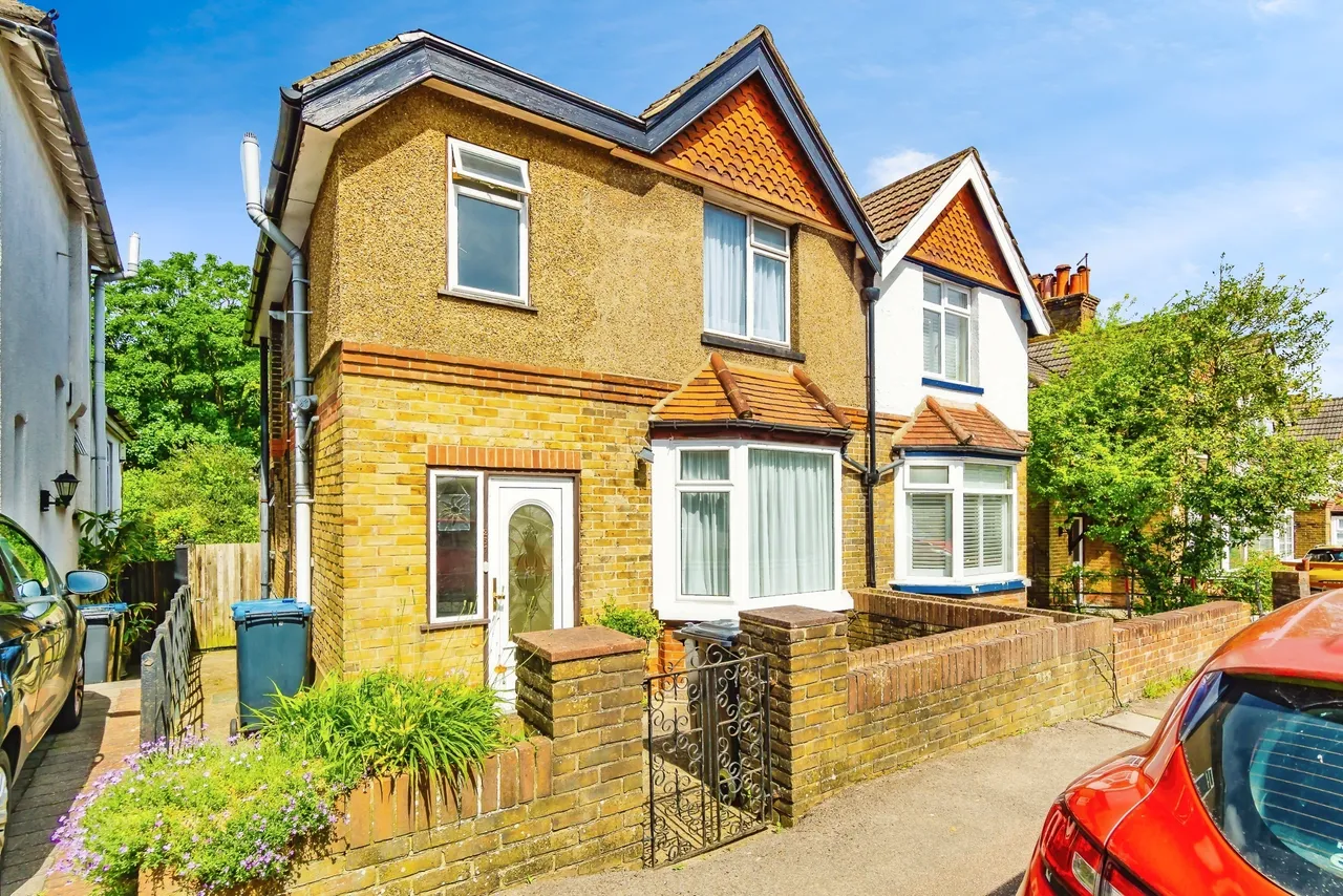3 bed house for sale — Croydon Road, Caterham, Surrey, CR3