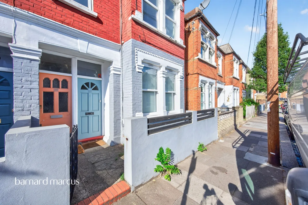 3 bed flat for sale — Woodbury Street, London