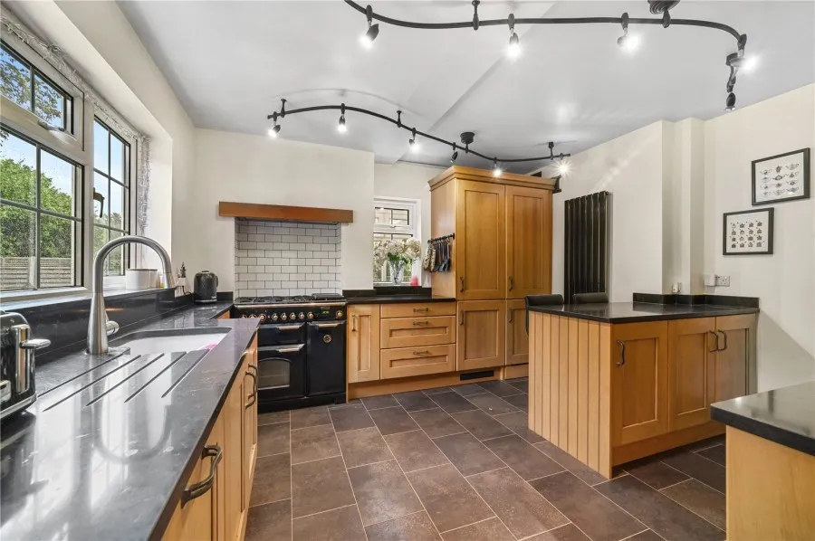 House Under Offer with 4 bedrooms in Old Harlow, CM17, photo 9