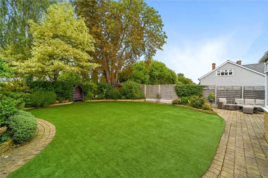 House Under Offer with 4 bedrooms in Old Harlow, CM17, photo 3