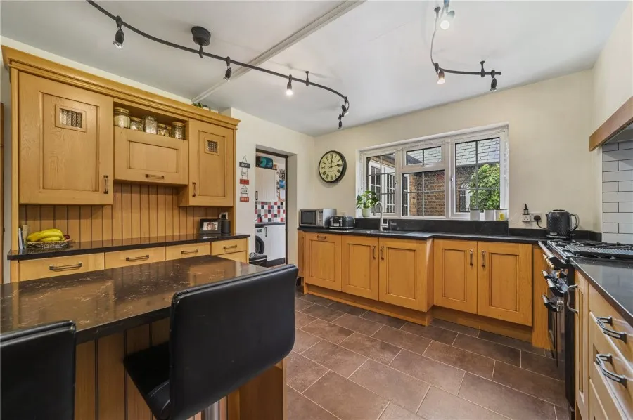 House Under Offer with 4 bedrooms in Old Harlow, CM17, photo 8