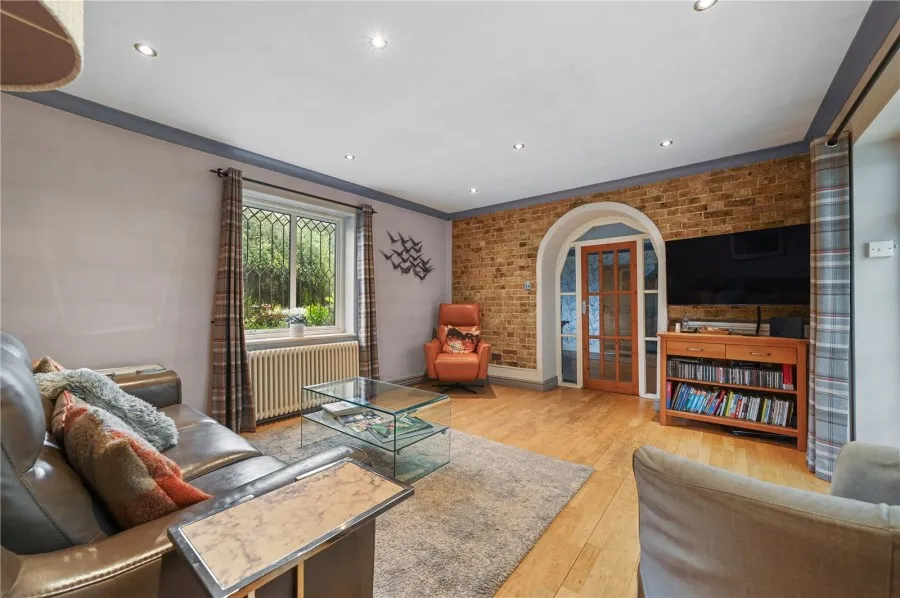 House Under Offer with 4 bedrooms in Old Harlow, CM17, photo 4