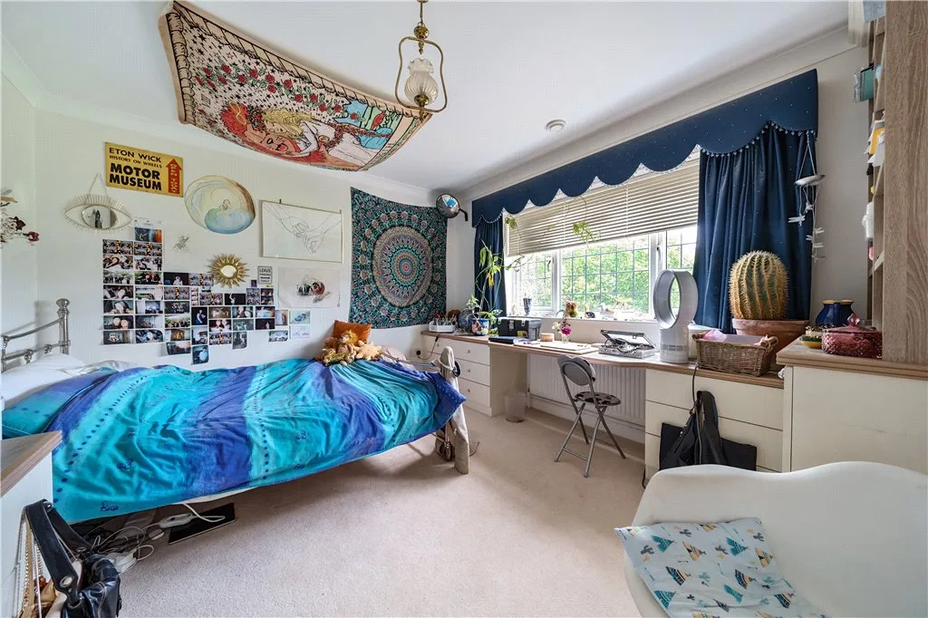 Wood End Close, Farnham Common, SL2, photo 16